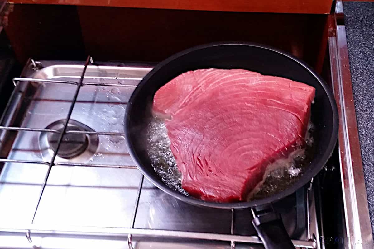 Thunfisch-Steak in der Pfanne