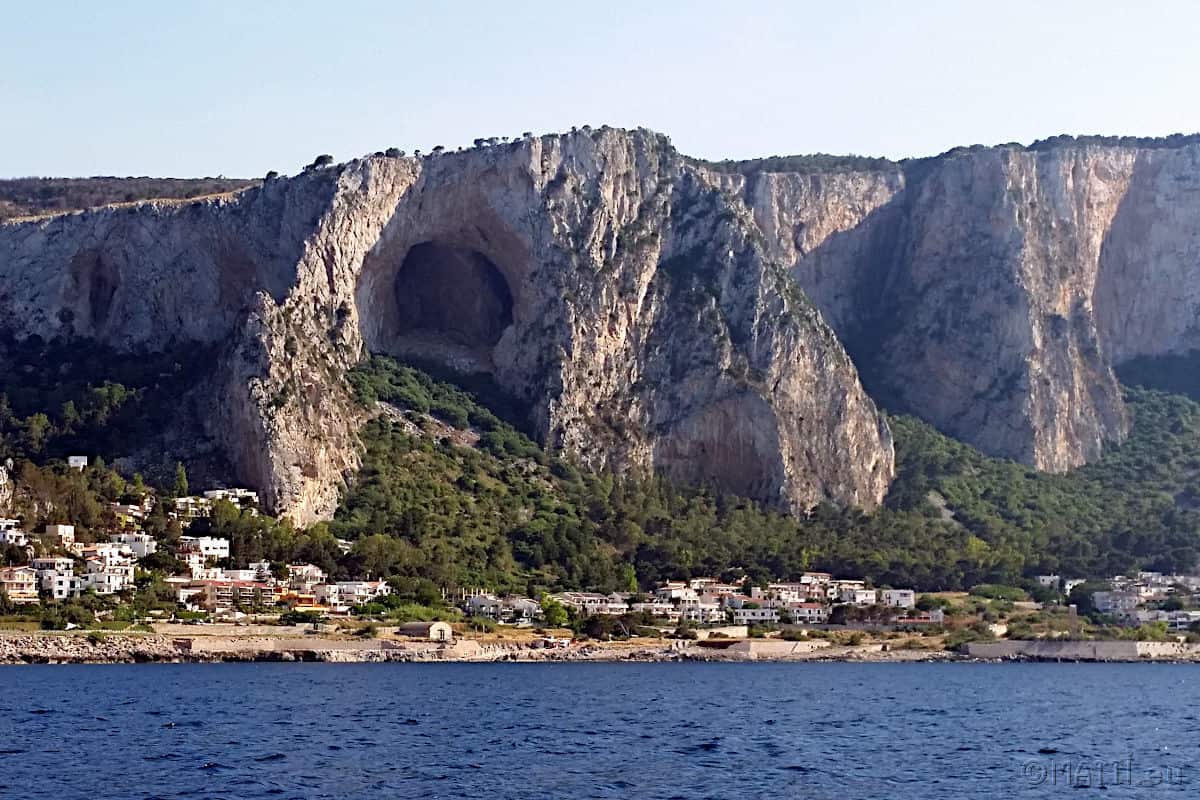 Addaura-Höhlen auf Sizilien, von See aus.