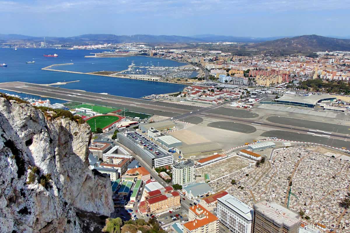 Blick aus der Festung auf das Flugfeld von Gibraltar