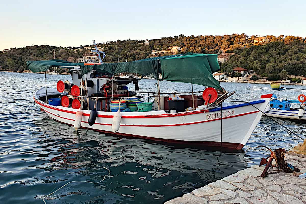 Ein Fischerboot liegt im Hafen von Vathi auf Meganisi