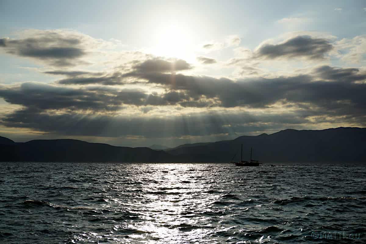 Eine Ketsch vor der Küste von Griechenland im Gegenlicht