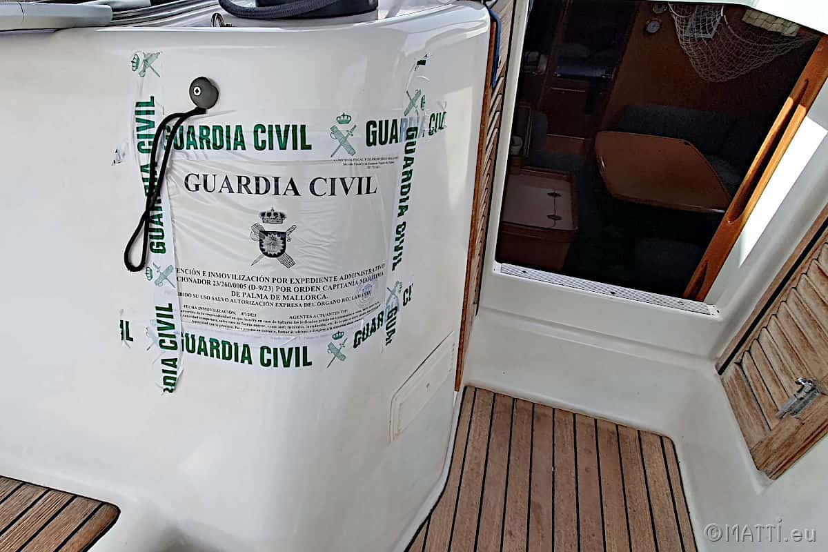 Im Cockpit der Yacht angebrachtes Siegel der Guardia Civil, mit dem die Yacht an die Kette gelegt wurde.