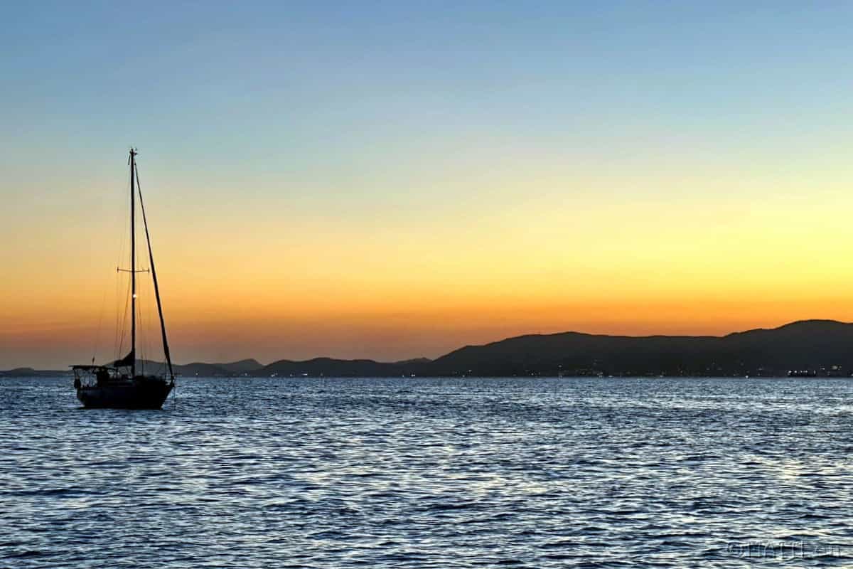 Yacht liegt im Abendrot vor Anker in einer Bucht von Mallorca